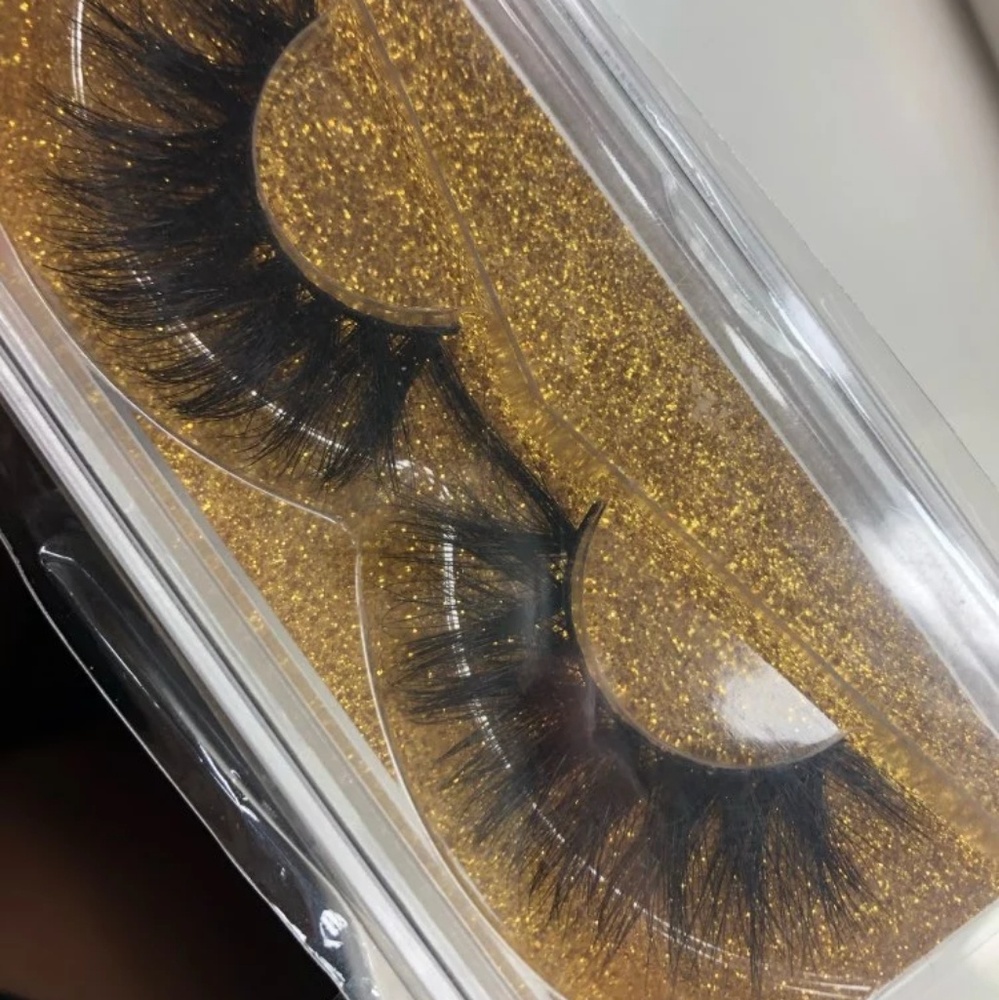 Full volume long length Siberian eyelashes.